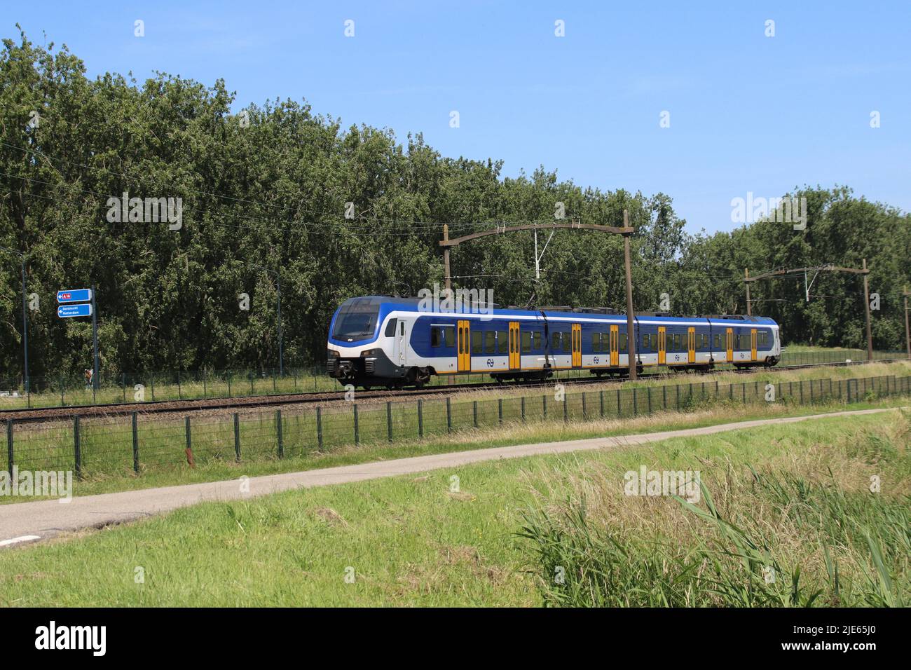 Stadler Flirt treno Sprinter sulla pista vicino a Dordrecht nei Paesi Bassi Foto Stock