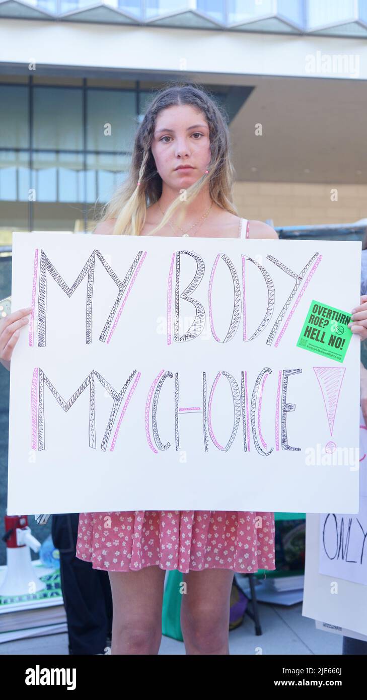 (220625) -- LOS ANGELES, 25 giugno 2022 (Xinhua) -- una donna protesta contro il rovesciamento della Corte Suprema del Roe contro Wade diritti di aborto che governano fuori del tribunale federale nel centro di Los Angeles, California, Stati Uniti il 24 giugno 2022. La Corte Suprema degli Stati Uniti il venerdì ha rovesciato Roe contro Wade, una decisione di riferimento che ha stabilito un diritto costituzionale all'aborto nella nazione quasi mezzo secolo fa. (Foto di Zeng Hui/Xinhua) Foto Stock