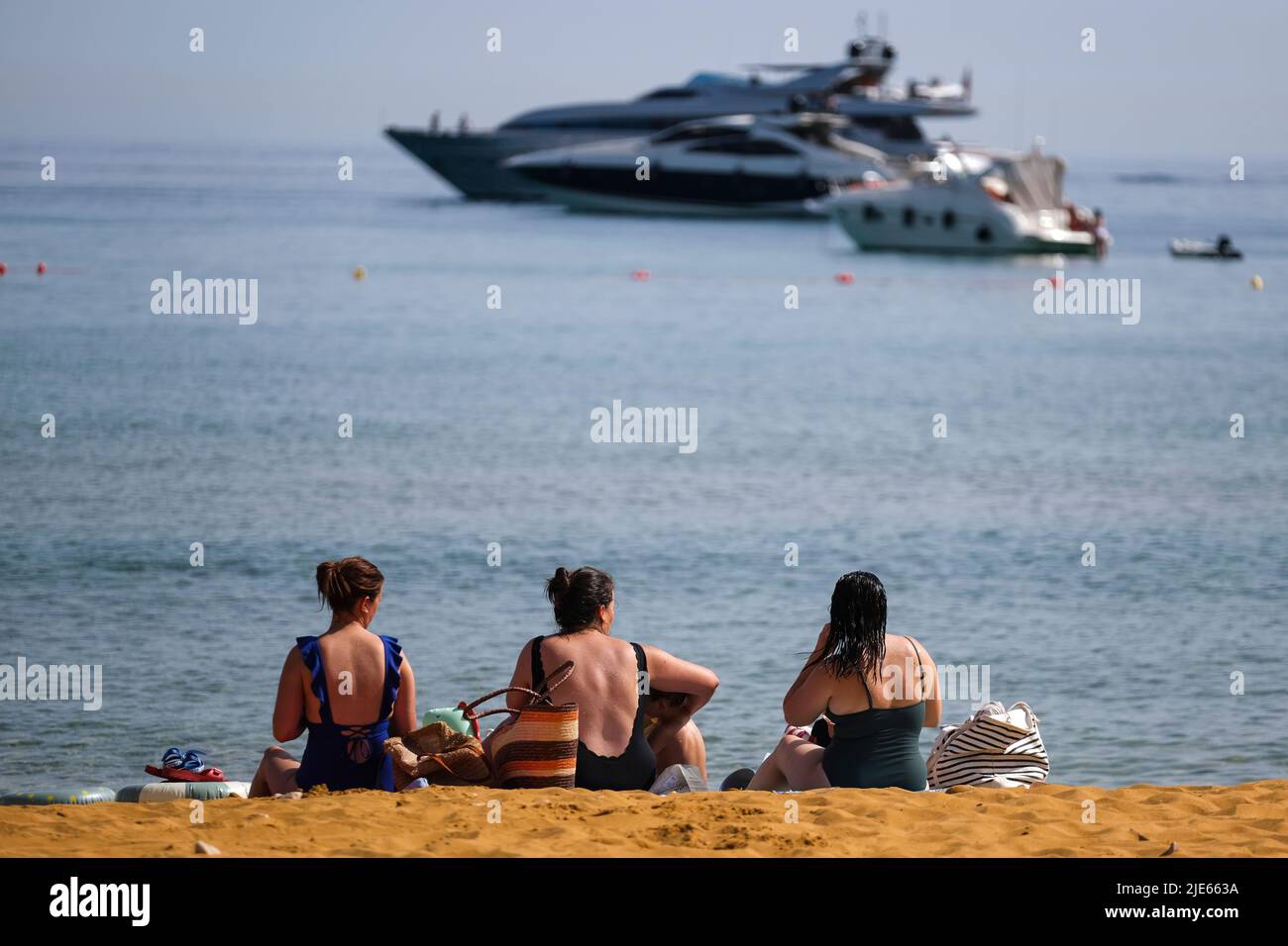 (220625) -- GOZO, 25 giugno 2022 (Xinhua) -- la gente gode la loro estate sulla spiaggia di Ramla sull'isola di Gozo, Malta, 25 giugno 2022. (Foto di Jonathan Borg/Xinhua) Foto Stock