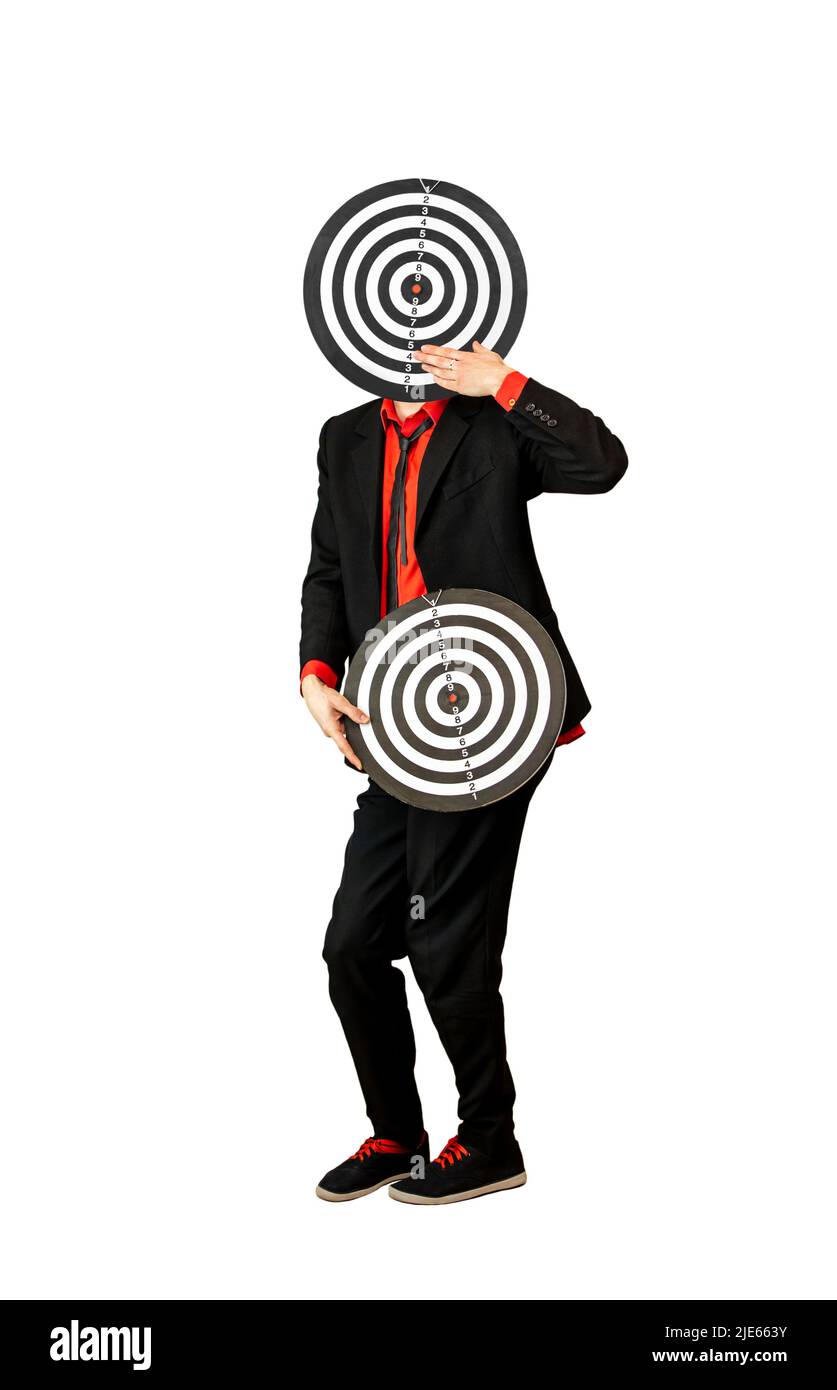 Immagine di un uomo in giacca e una camicia rossa che regge un bersaglio Foto Stock