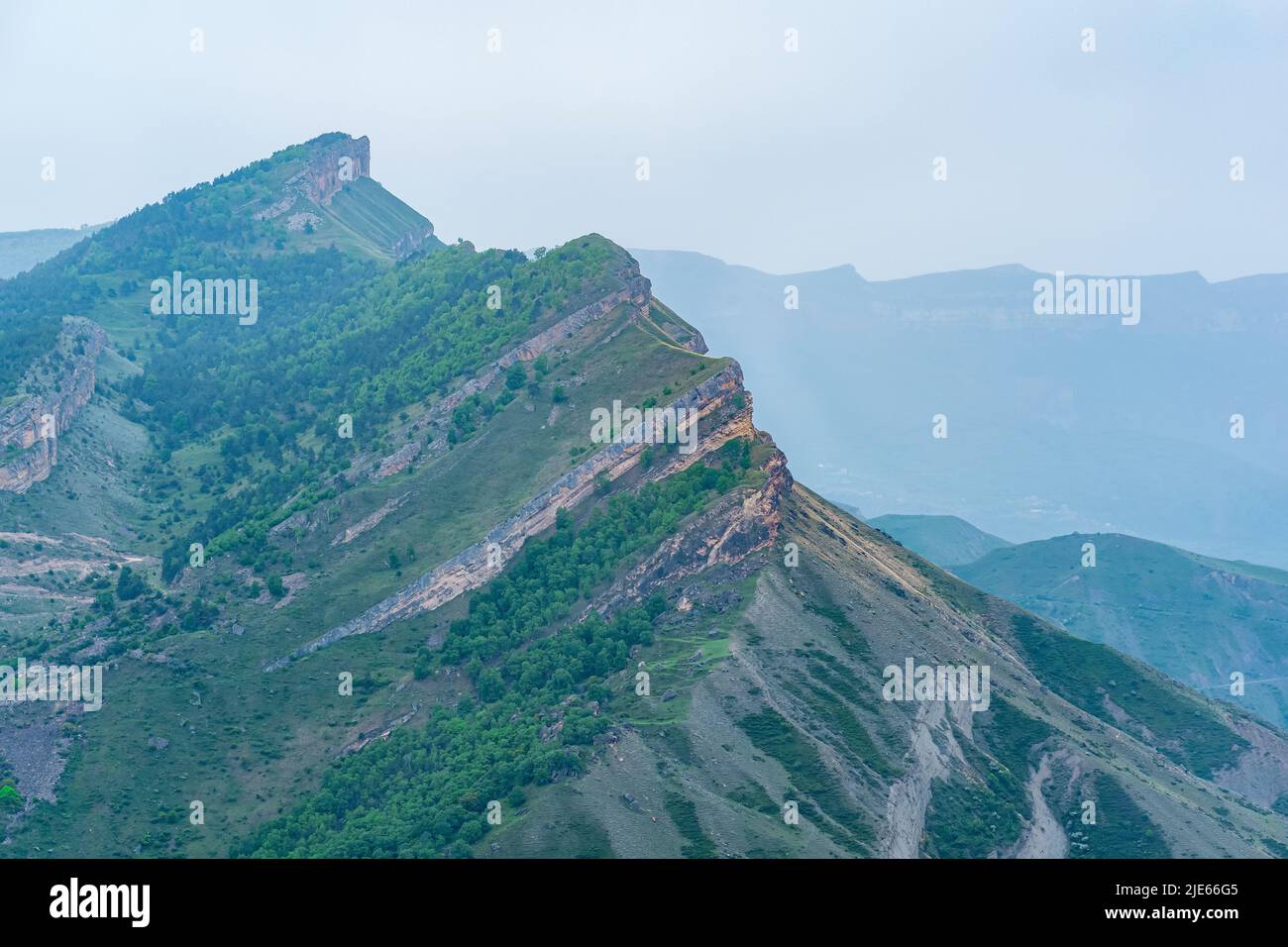 Il picco della montagna sembra un'onda gigante, il picco Aivazovsky a Dagestan Foto Stock