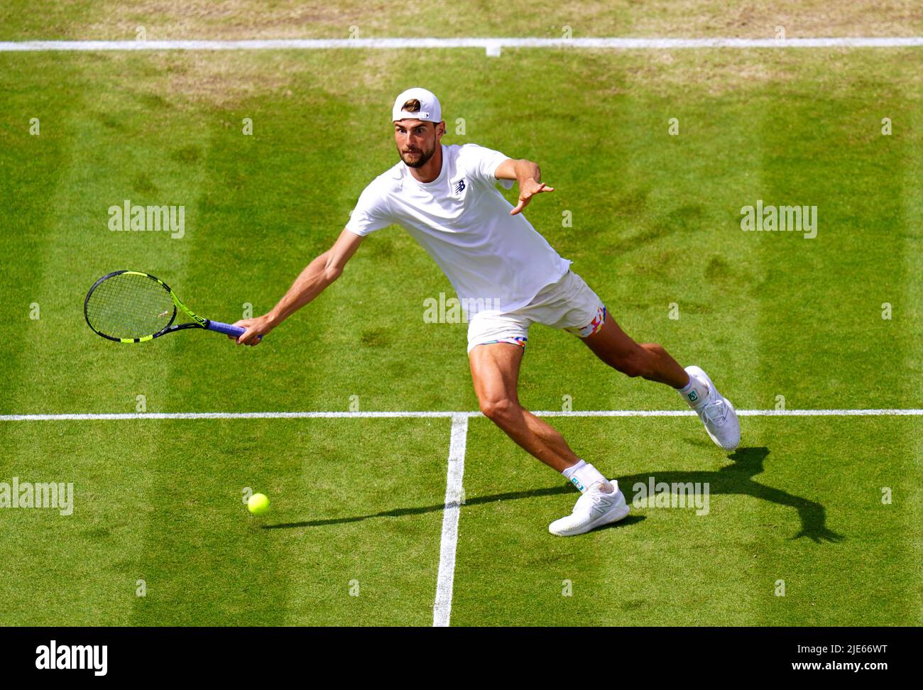 Maxime Cressy degli Stati Uniti in azione durante la partita finale dei suoi singoli uomini contro Taylor Fritz degli Stati Uniti sul campo centrale il giorno otto del Rothesay International Eastbourne al Devonshire Park di Eastbourne. Data foto: Sabato 25 giugno 2022. Foto Stock