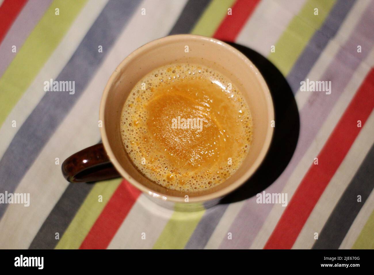 Tradizionale indiano e pakistano e antipasto drink tè o Chai in tazza su sfondo lino Foto Stock