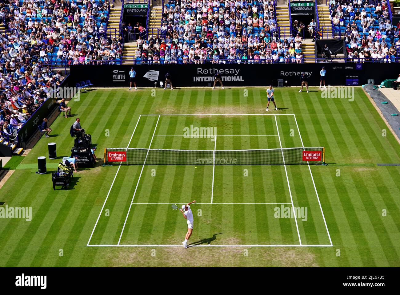 Maxime Cressy di USA serve durante la partita finale dei suoi singoli uomini contro Taylor Fritz di USA sul campo centrale il giorno otto del Rothesay International Eastbourne al Devonshire Park di Eastbourne. Data foto: Sabato 25 giugno 2022. Foto Stock