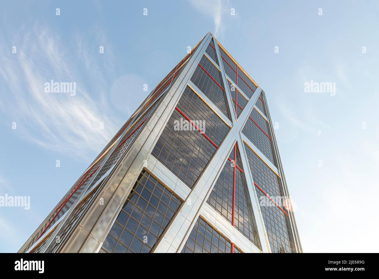 Madrid, Spagna. Le torri gemelle di Puerta de Europa (porta d'Europa), dette anche Torres KIO (KIO Towers), primi grattacieli inclinati del mondo Foto Stock