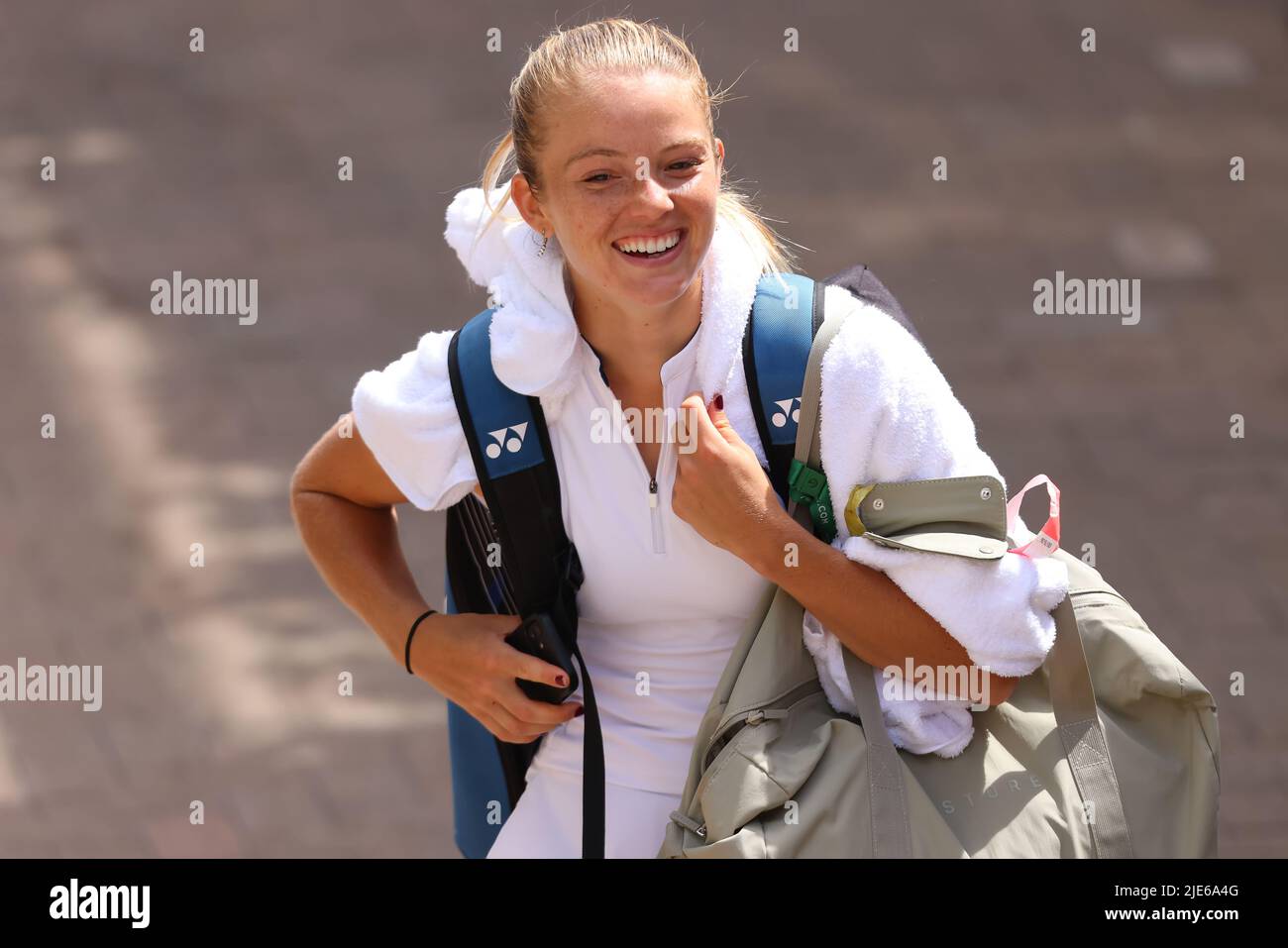 25th giugno 2022, All England Lawn Tennis and Croquet Club, Londra, Inghilterra; torneo di tennis di Wimbledon; Katie Swan ride dopo la sua sessione di pratica Foto Stock