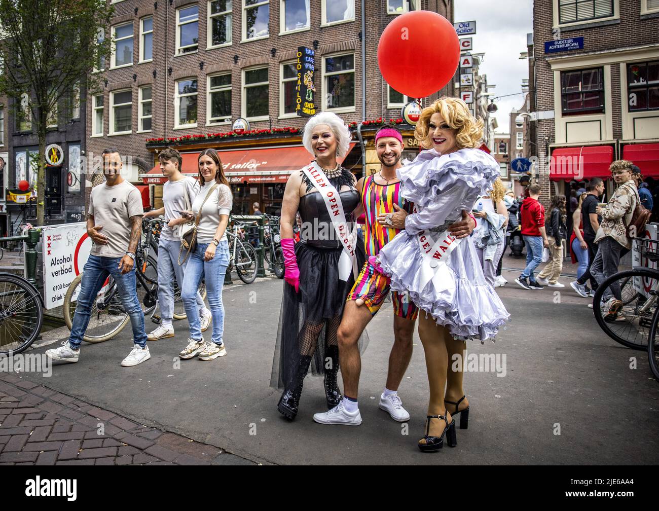 2022-06-25 15:00:44 AMSTERDAM - trascinare regine Miss Aprile Estate e Miss Marvy nel quartiere a luci rosse. Il pubblico può avere la loro foto scattata con le regine di trascinamento Miss April Summer e Miss Marvy. Durante gli Open Days del Distretto a luci rosse del 2022, 40 imprenditori e aziende mostreranno che cosa significa imprenditorialità nel centro storico della città. ANP RAMON VAN FLYMEN olanda OUT - belgio OUT Foto Stock