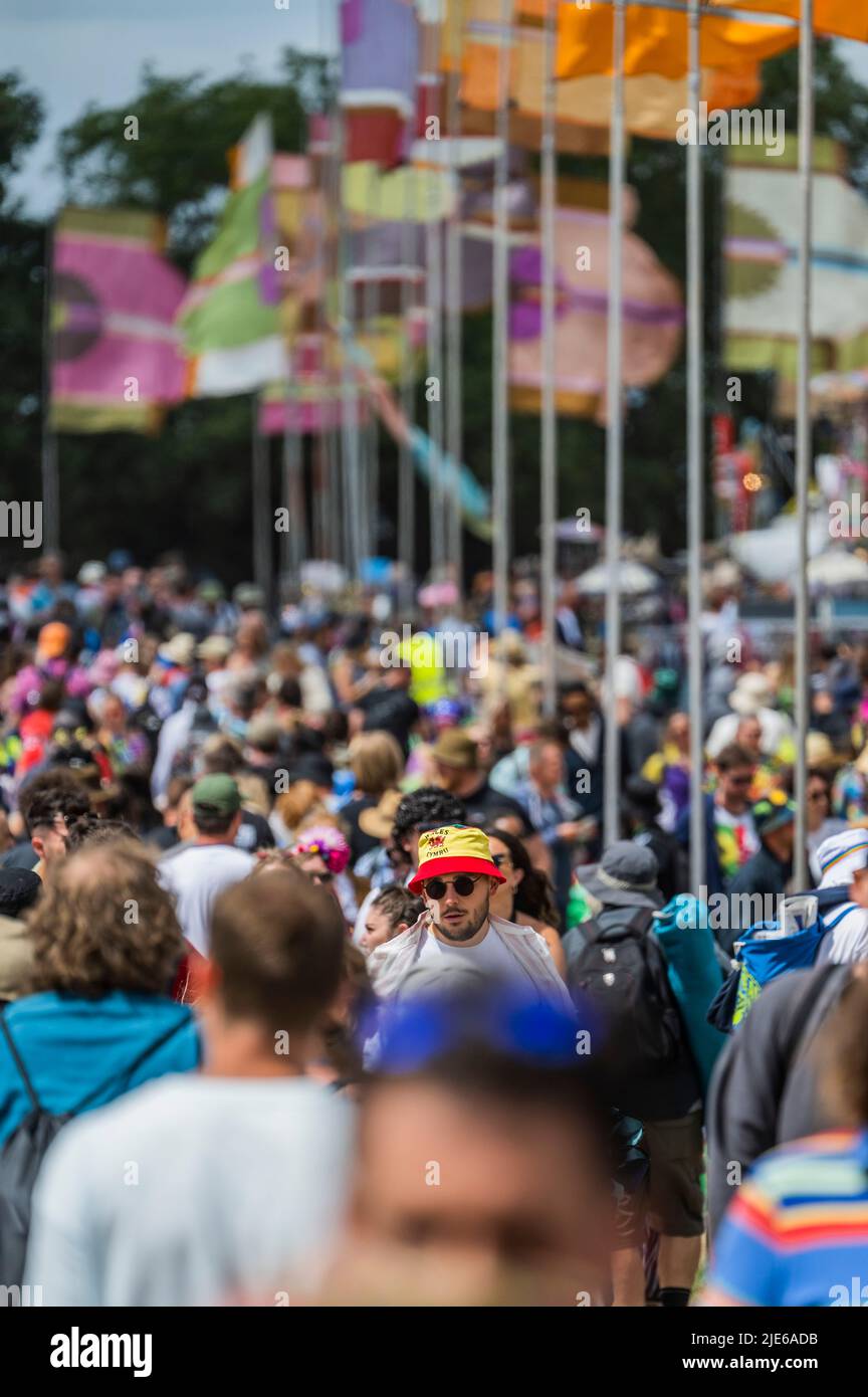 Glastonbury, Regno Unito. 25th giugno 2022. Grande folla - il Glastonbury Festival 50th 2022, Worthy Farm. Glastonbury, Credit: Guy Bell/Alamy Live News Foto Stock