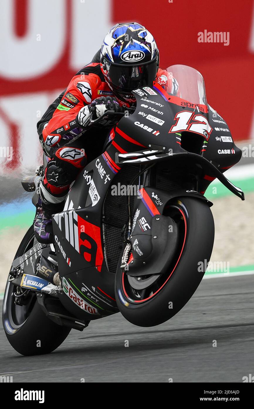 ASSEN - Maverick Vinales (SPA) sul suo Aprilia in azione durante le qualifiche della MotoGP il 25 giugno 2022 sul circuito TT di Assen, Olanda. ANP VINCENT JANNINK Foto Stock