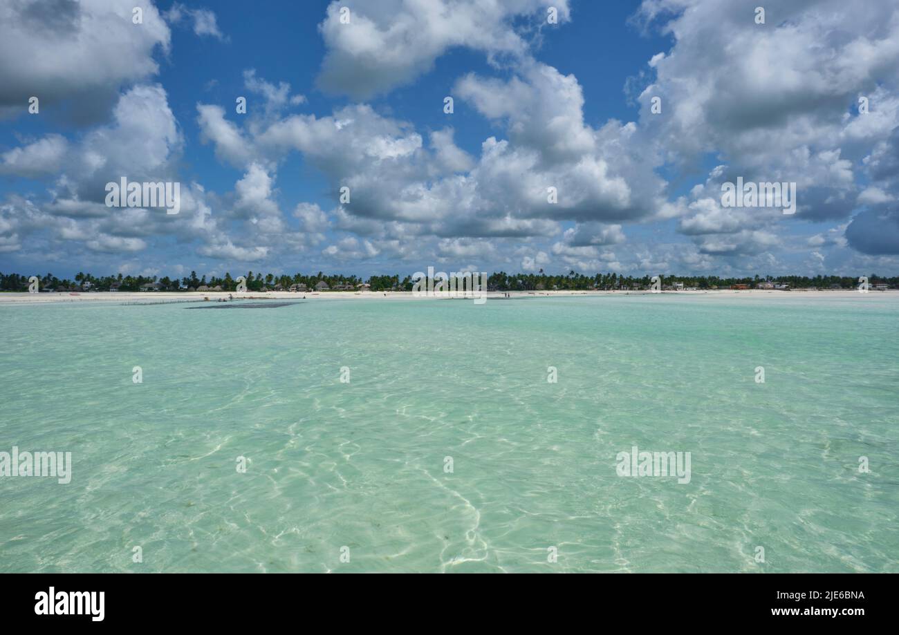 Tranquillo scenario costiero a Jambiani, un tradizionale villaggio di pescatori sulla costa sud-orientale di Zanzibar, Tanzania. L'immagine mostra sabbia bianca incontaminata, Foto Stock