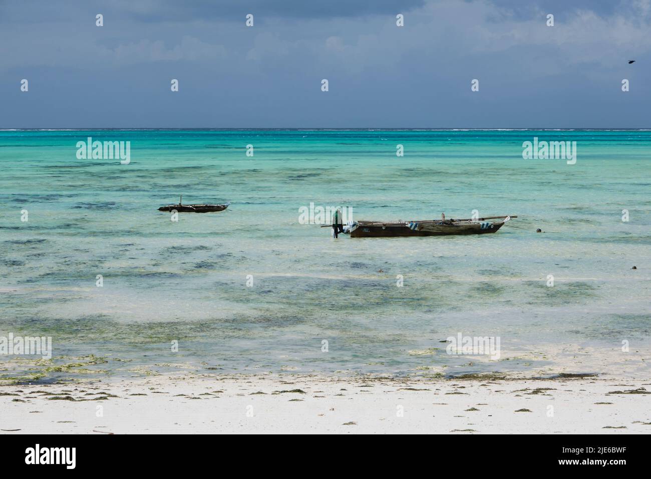 Tranquillo scenario costiero a Jambiani, un tradizionale villaggio di pescatori sulla costa sud-orientale di Zanzibar, Tanzania. L'immagine mostra sabbia bianca incontaminata, Foto Stock