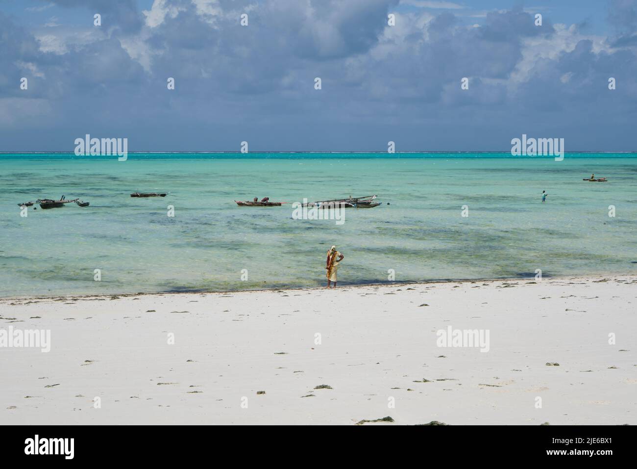 Tranquillo scenario costiero a Jambiani, un tradizionale villaggio di pescatori sulla costa sud-orientale di Zanzibar, Tanzania. L'immagine mostra sabbia bianca incontaminata, Foto Stock