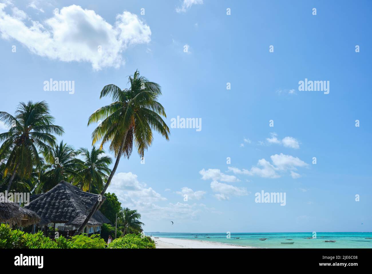 Tranquillo scenario costiero a Jambiani, un tradizionale villaggio di pescatori sulla costa sud-orientale di Zanzibar, Tanzania. L'immagine mostra sabbia bianca incontaminata, Foto Stock