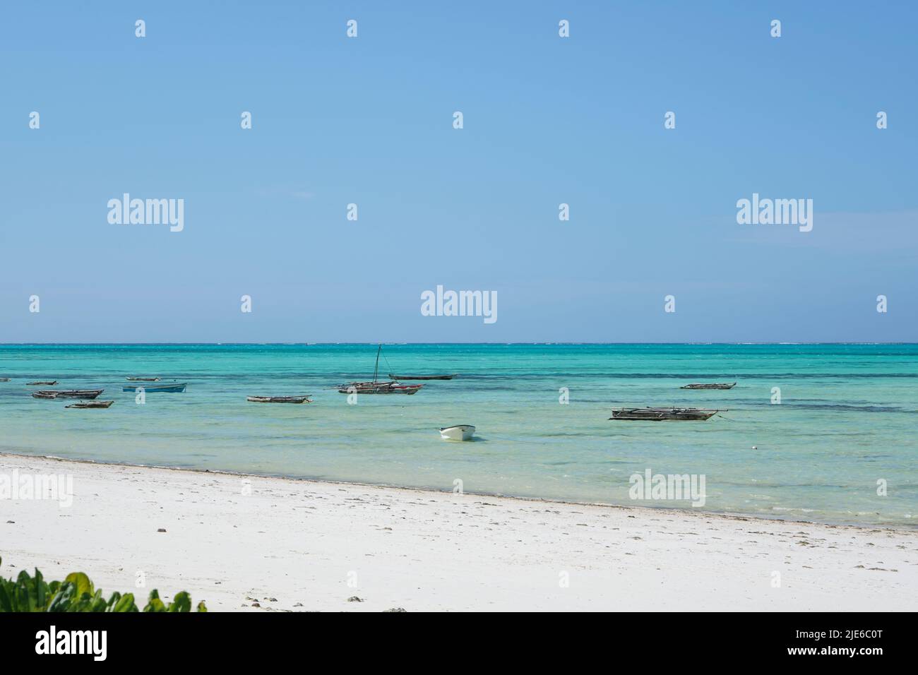 Tranquillo scenario costiero a Jambiani, un tradizionale villaggio di pescatori sulla costa sud-orientale di Zanzibar, Tanzania. L'immagine mostra sabbia bianca incontaminata, Foto Stock