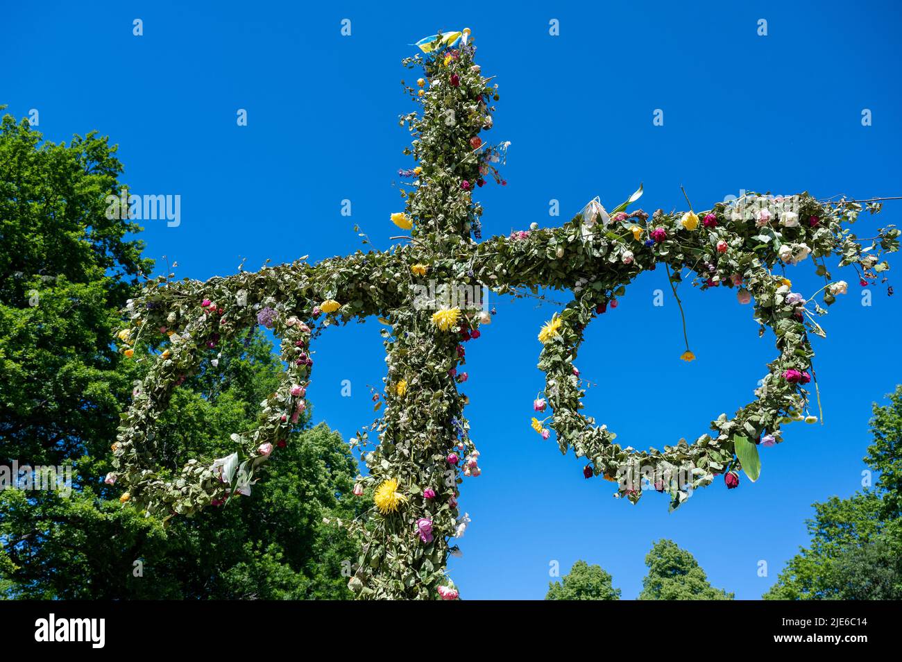 Maypole tradizionale in una vacanza insolitamente calda e soleggiata della metà estate nel parco cittadino Folkparken a Norrköping, Svezia Foto Stock