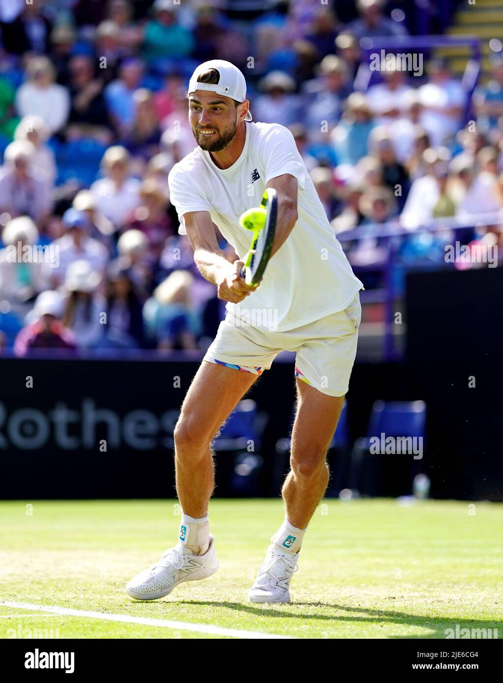 Maxime Cressy degli Stati Uniti in azione durante la partita finale dei suoi singoli uomini contro Taylor Fritz degli Stati Uniti sul campo centrale il giorno otto del Rothesay International Eastbourne al Devonshire Park di Eastbourne. Data foto: Sabato 25 giugno 2022. Foto Stock