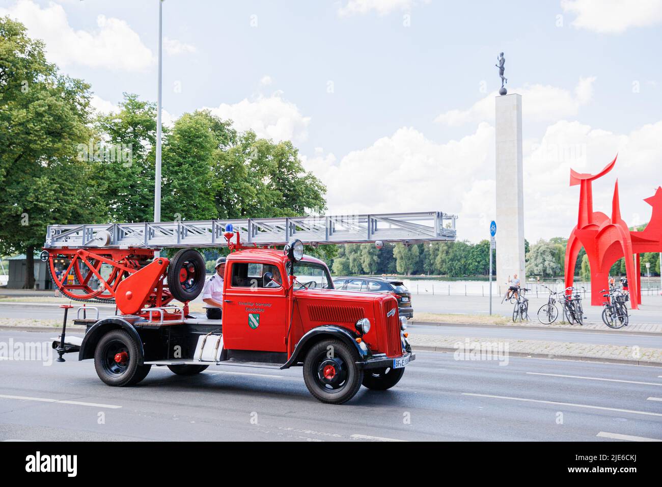 Hannover, Germania. 25th giugno 2022. Uno storico motore antincendio passa accanto al lago Maschsee nel centro di Hannover per il 29th German Firefighters Day. Credit: Michael Matthey/dpa/Alamy Live News Foto Stock