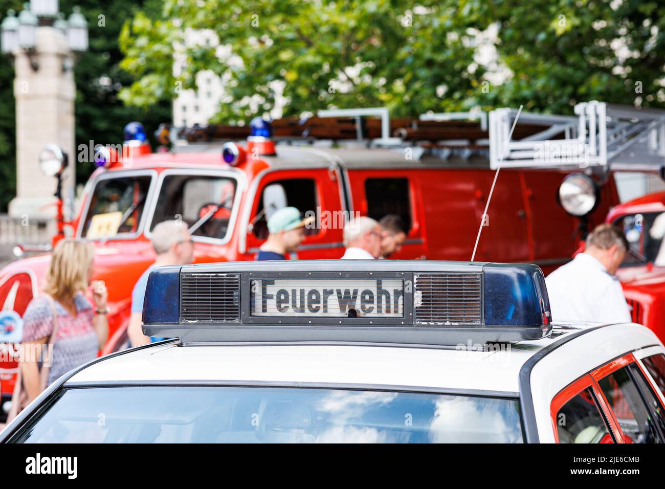 Hannover, Germania. 25th giugno 2022. Vari motori antincendio storici sono parcheggiati a Trammplatz nel centro di Hannover per i visitatori di vedere al 29th German Firefighters' Day. Credit: Michael Matthey/dpa/Alamy Live News Foto Stock
