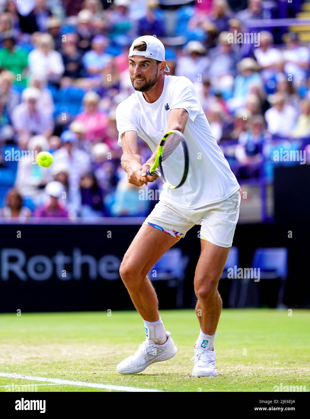 Maxime Cressy degli Stati Uniti in azione durante la partita finale dei suoi singoli uomini contro Taylor Fritz degli Stati Uniti sul campo centrale il giorno otto del Rothesay International Eastbourne al Devonshire Park di Eastbourne. Data foto: Sabato 25 giugno 2022. Foto Stock