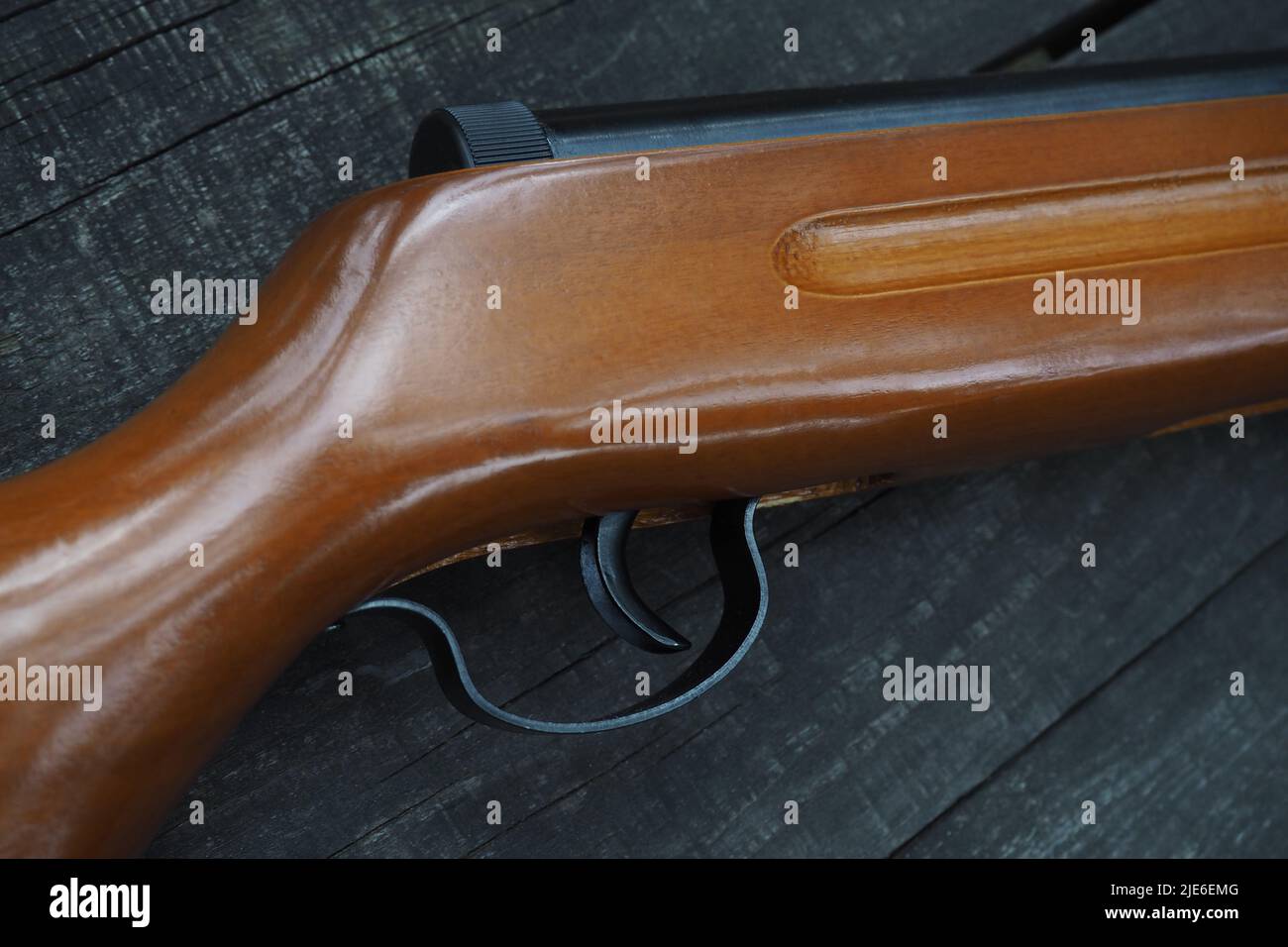 Primo piano del grilletto dell'arma. Vista dall'alto di una pistola ad aria. Il concetto di utilizzo e protezione delle pistole ad aria Foto Stock