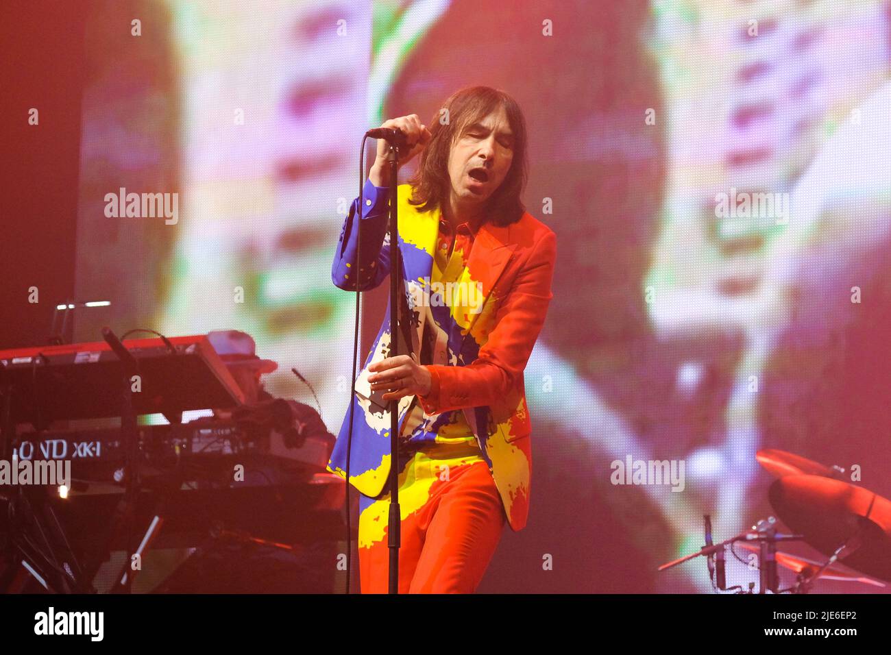 Pilton, Regno Unito. 24th giugno 2022. Frontman scozzese con band alternative rock Primal Scream, Robert 'Bobby' Gillespie, musicista, cantautore e multi-strumentista che si esibisce dal vivo sul palco di John Peel al Glastonbury Festival. Credit: SOPA Images Limited/Alamy Live News Foto Stock