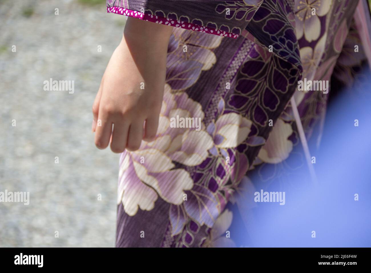 Mano di una donna in un kimono Foto Stock