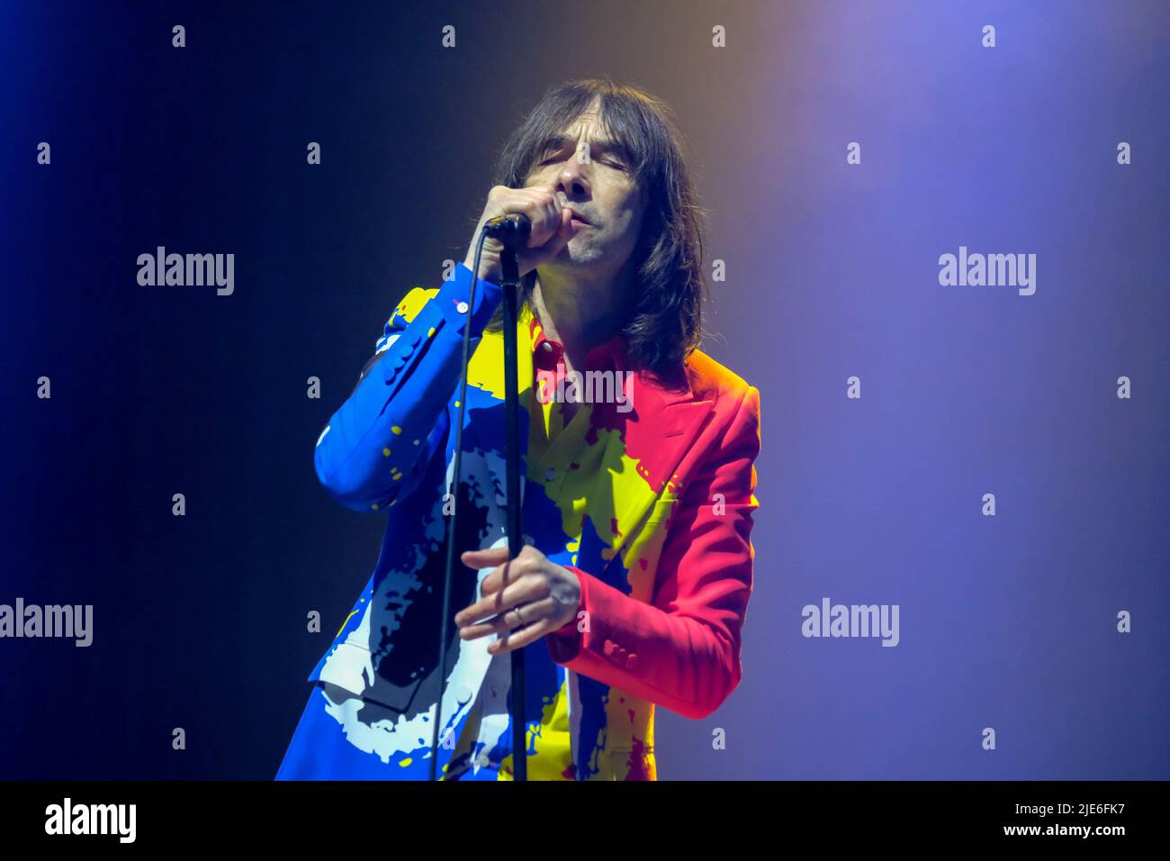 Pilton, Regno Unito. 24th giugno 2022. Frontman scozzese con band alternative rock Primal Scream, Robert 'Bobby' Gillespie, musicista, cantautore e multi-strumentista che si esibisce dal vivo sul palco di John Peel al Glastonbury Festival. (Foto di Dawn Fletcher-Park/SOPA Images/Sipa USA) Credit: Sipa USA/Alamy Live News Foto Stock