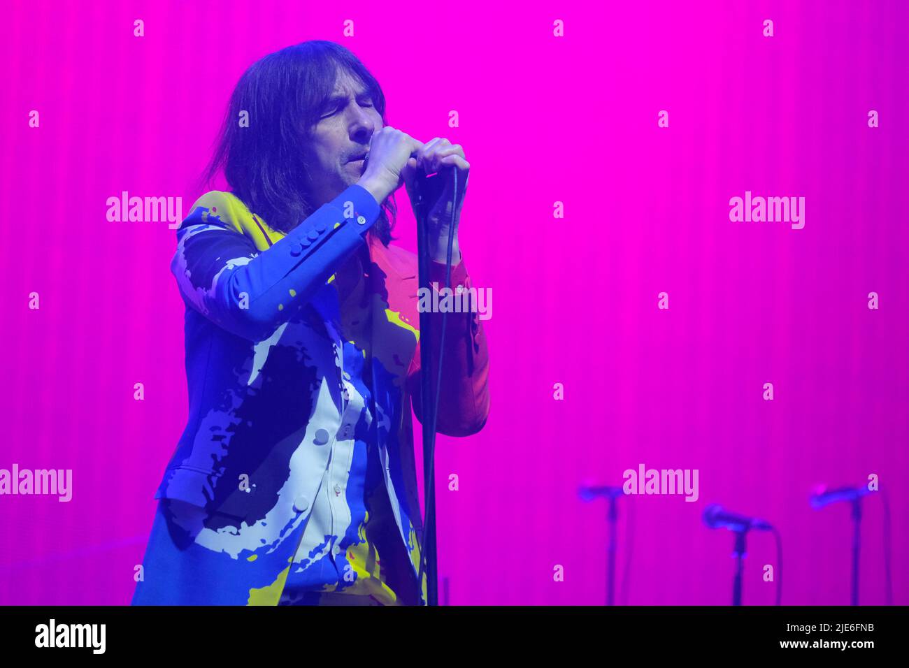 Pilton, Regno Unito. 24th giugno 2022. Frontman scozzese con band alternative rock Primal Scream, Robert 'Bobby' Gillespie, musicista, cantautore e multi-strumentista che si esibisce dal vivo sul palco di John Peel al Glastonbury Festival. (Foto di Dawn Fletcher-Park/SOPA Images/Sipa USA) Credit: Sipa USA/Alamy Live News Foto Stock