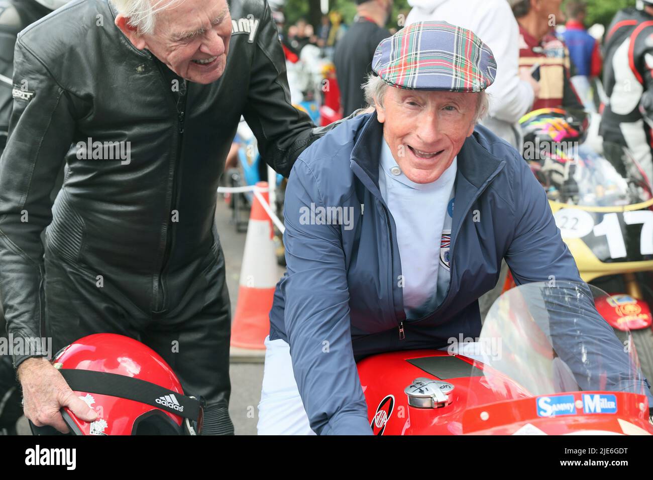 Goodwood, West Sussex, Regno Unito 25th giugno 2022. Sir Jackie Stewart è felice di provare la moto di Sammy Miller al Goodwood Festival of Speed – ‘The Innovators – masterminds of Motorsport’, a Goodwood, West Sussex, Regno Unito. © Malcolm Greig/Alamy Live News Foto Stock