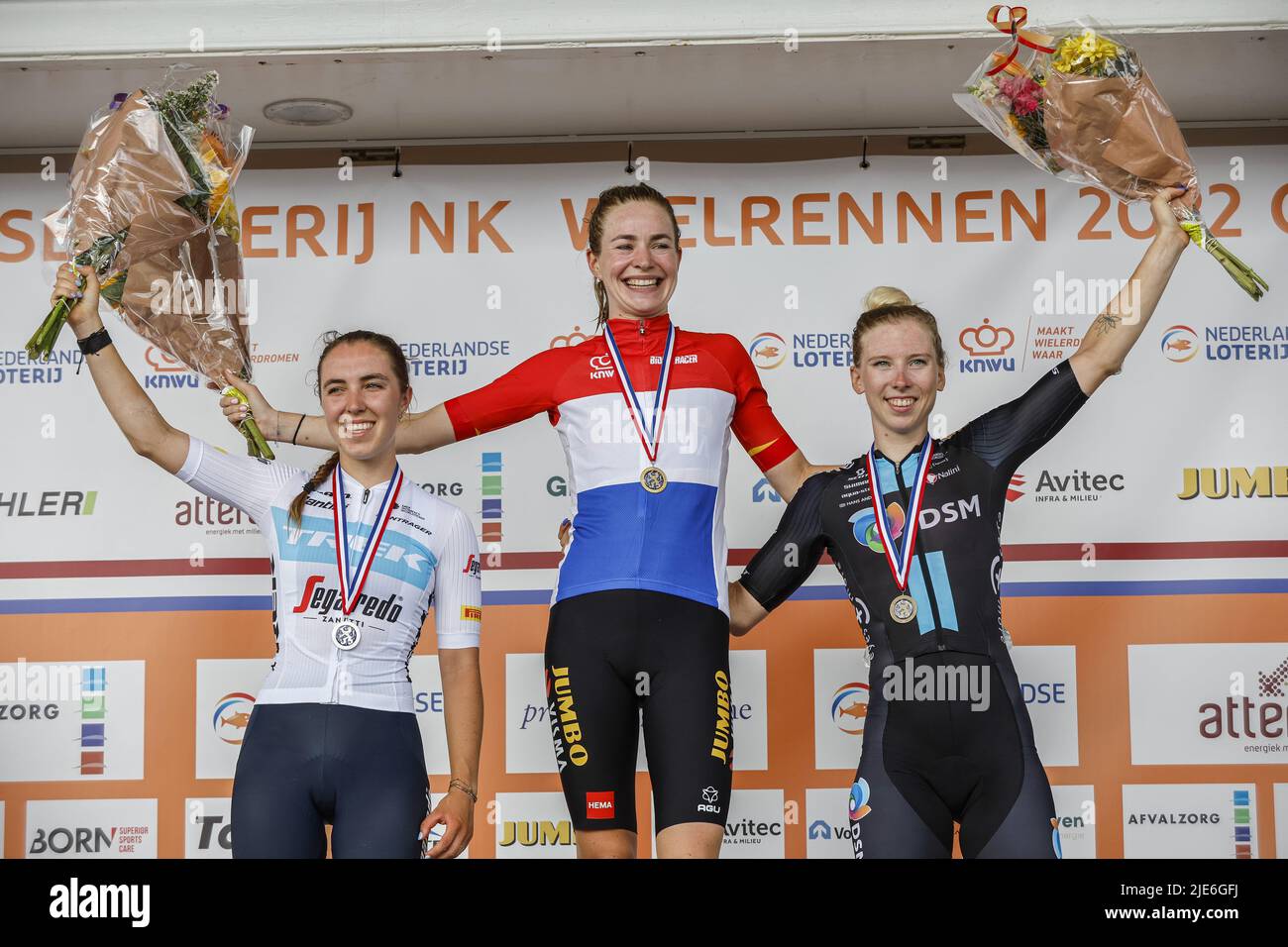 2022-06-25 18:02:03 EMMEN - ciclisti Shirin van Anrooij (secondo), Riejanne Markus (primo) e Lorena Wiebes (terzo) sul podio dopo i Campionati nazionali di ciclismo a Drenthe. ANP BAS CZERWINSKI olanda OUT - belgio OUT Foto Stock