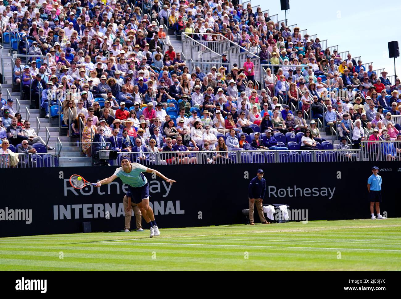 Taylor Fritz degli Stati Uniti in azione durante la partita finale dei suoi singoli uomini contro il Maxime Cressy degli Stati Uniti al centro del campo il giorno otto del Rothesay International Eastbourne al Devonshire Park di Eastbourne. Data foto: Sabato 25 giugno 2022. Foto Stock