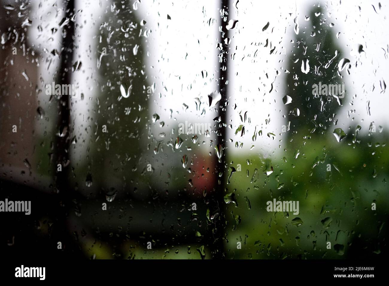 raindrop sul pannello della finestra, con sfondo sfocato Foto Stock