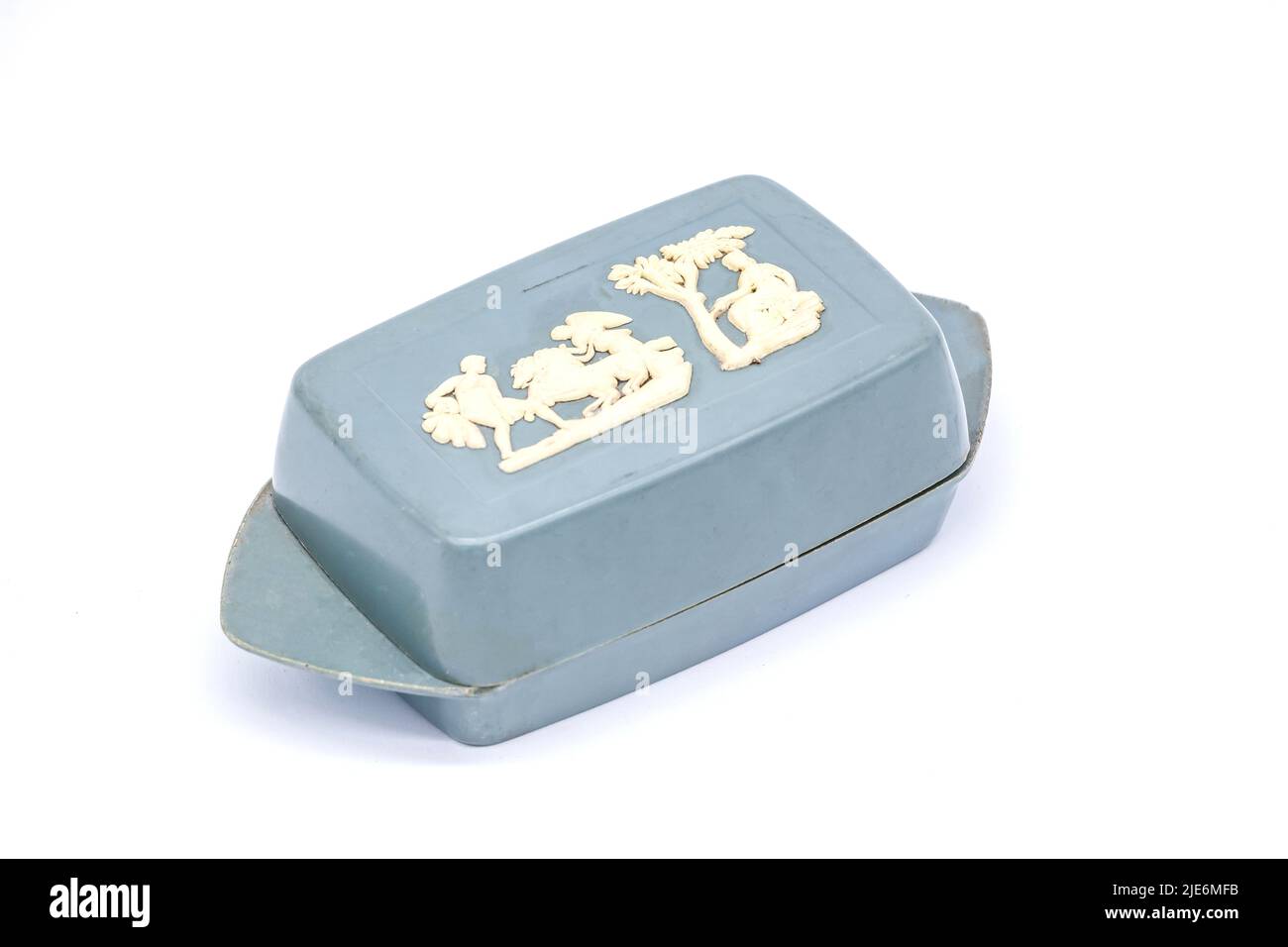 piatto di burro in plastica vintage con decorazione in vasellame stile wedgewood probabilmente fatto di migliore dialene ware Foto Stock