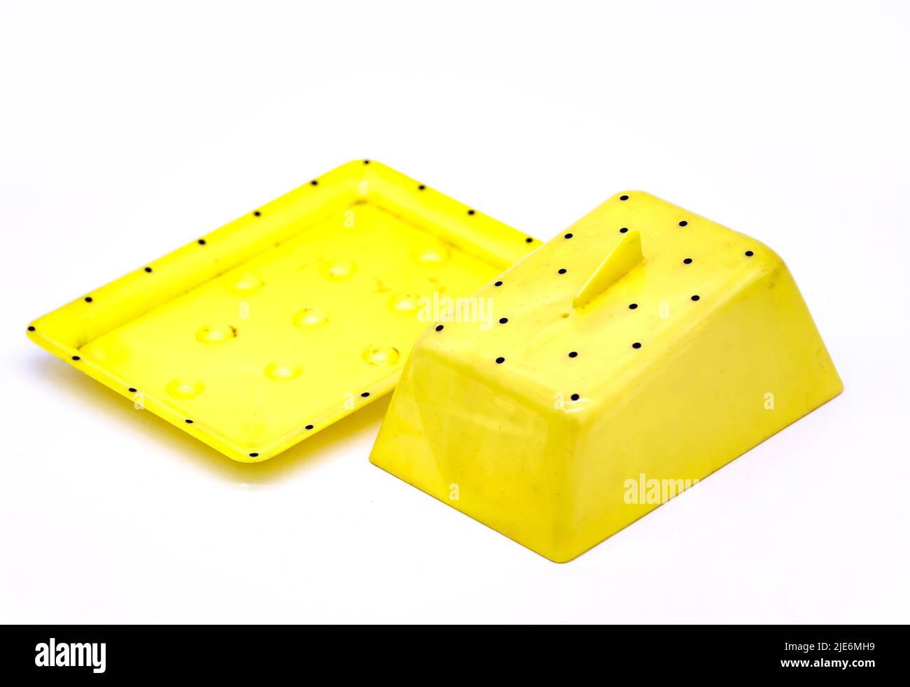 burro d'annata giallo di plastica o piatto di scacchi con macchie nere Foto Stock