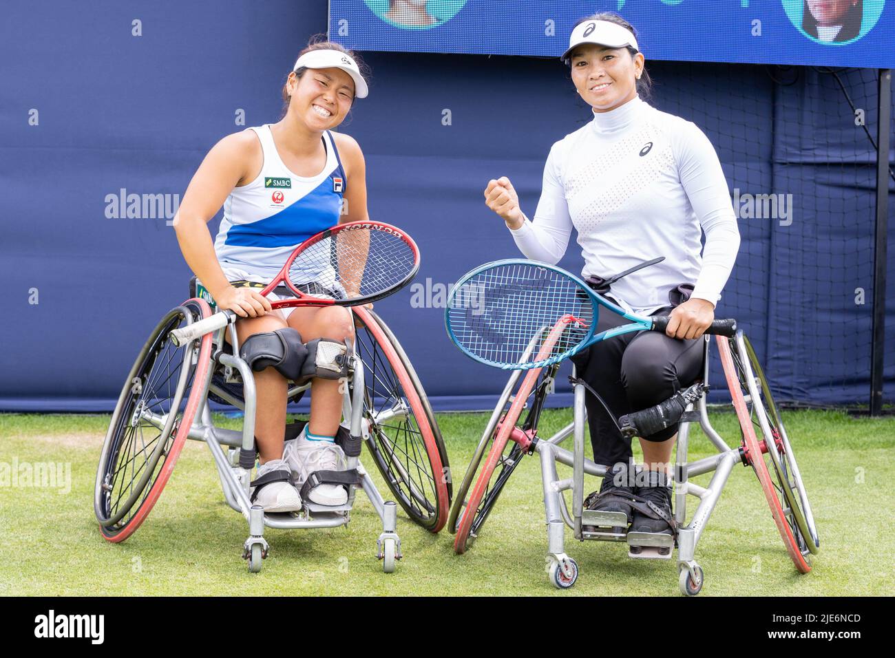 Eastbourne, Inghilterra, 25 giugno 2022. Yui Kamiji e Zhenzhen Zhu festeggiano la loro vittoria nei Wheelchair Doubles nella loro partita con Kgothatso Montjane e Lucy Shuker che hanno vinto 6:1 6:1 al Rothesay International. Credit: Jane Stokes/Alamy Live News Foto Stock