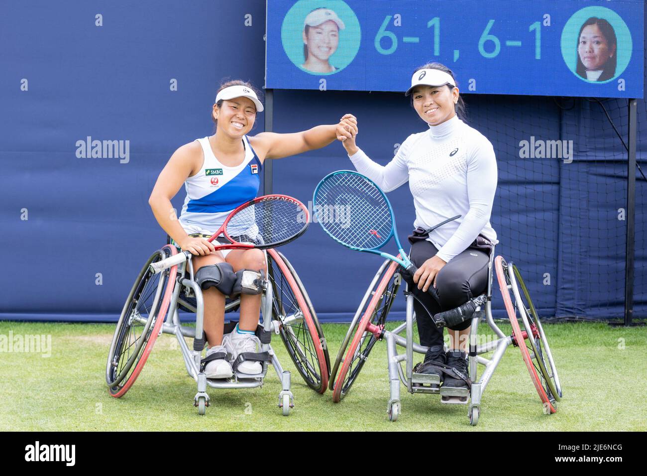 Eastbourne, Inghilterra, 25 giugno 2022. Yui Kamiji e Zhenzhen Zhu festeggiano la loro vittoria nei Wheelchair Doubles nella loro partita con Kgothatso Montjane e Lucy Shuker che hanno vinto 6:1 6:1 al Rothesay International. Credit: Jane Stokes/Alamy Live News Foto Stock