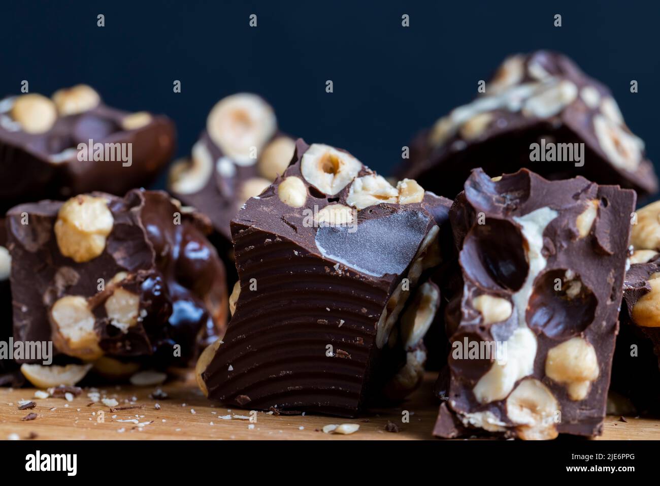 cioccolato fatto in casa con molte nocciole, cioccolato di alta qualità fatto con un sacco di cioccolato e nocciole Foto Stock