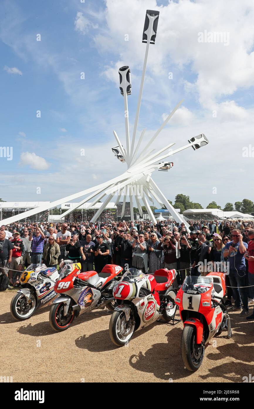 Goodwood, West Sussex, Regno Unito 25th giugno 2022. Una folla enorme si riunisce di fronte a Goodwood House per sentire Wayne Rainey essere intervistato sul balcone della casa. Le motociclette riden di Wayne Rainey, Kevin Schwantz, Kenny Roberts e Mick Doohan sono esposte al Goodwood Festival of Speed – ‘The Innovators – masterminds of Motorsport’, a Goodwood, West Sussex, Regno Unito. © Malcolm Greig/Alamy Live News Foto Stock