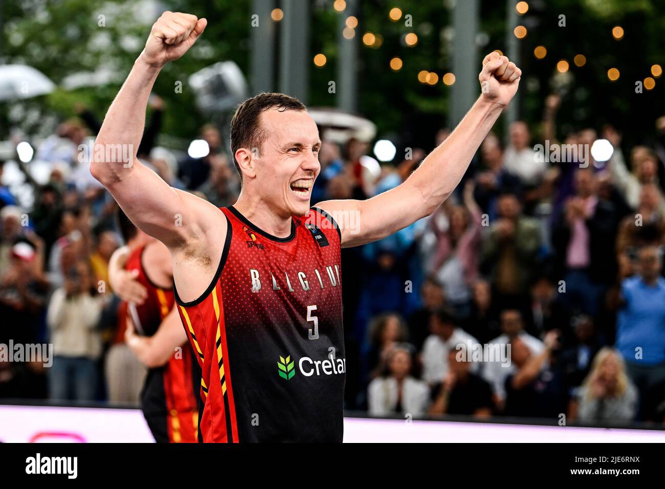 Il belga Nick Celis festeggia dopo aver vinto una partita di basket 3x3 tra Belgio e Polonia, nella finale maschile della Coppa del mondo FIBA 2022, sabato 25 giugno 2022, ad Anversa. La FIBA 3x3 Basket World Cup 2022 si svolge dal 21 al 26 giugno ad Anversa. BELGA FOTO TOM GOYVAERTS Foto Stock