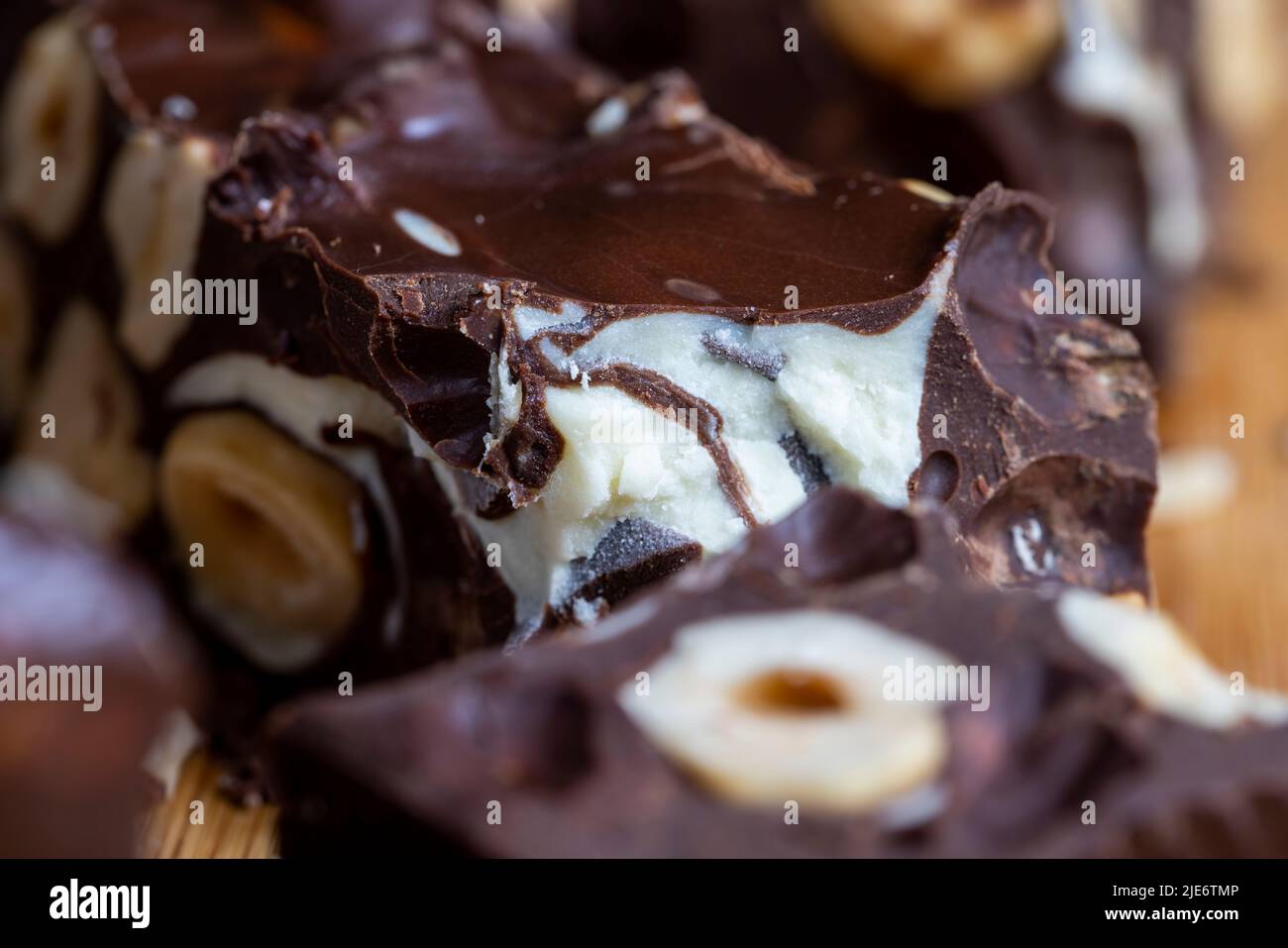 cioccolato fatto in casa con molte nocciole, cioccolato di alta qualità fatto con un sacco di cioccolato e nocciole Foto Stock