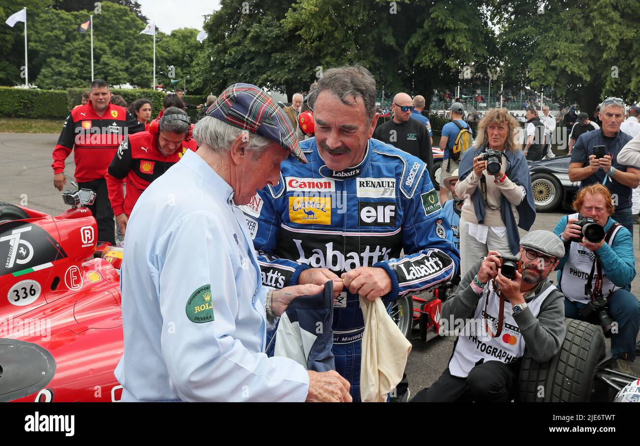 Goodwood, West Sussex, Regno Unito 25th giugno 2022. Sir Jackie Stewart chats with Nigel Mansell CBE al Goodwood Festival of Speed – ‘The Innovators – masterminds of Motorsport’, a Goodwood, West Sussex, Regno Unito. © Malcolm Greig/Alamy Live News Foto Stock