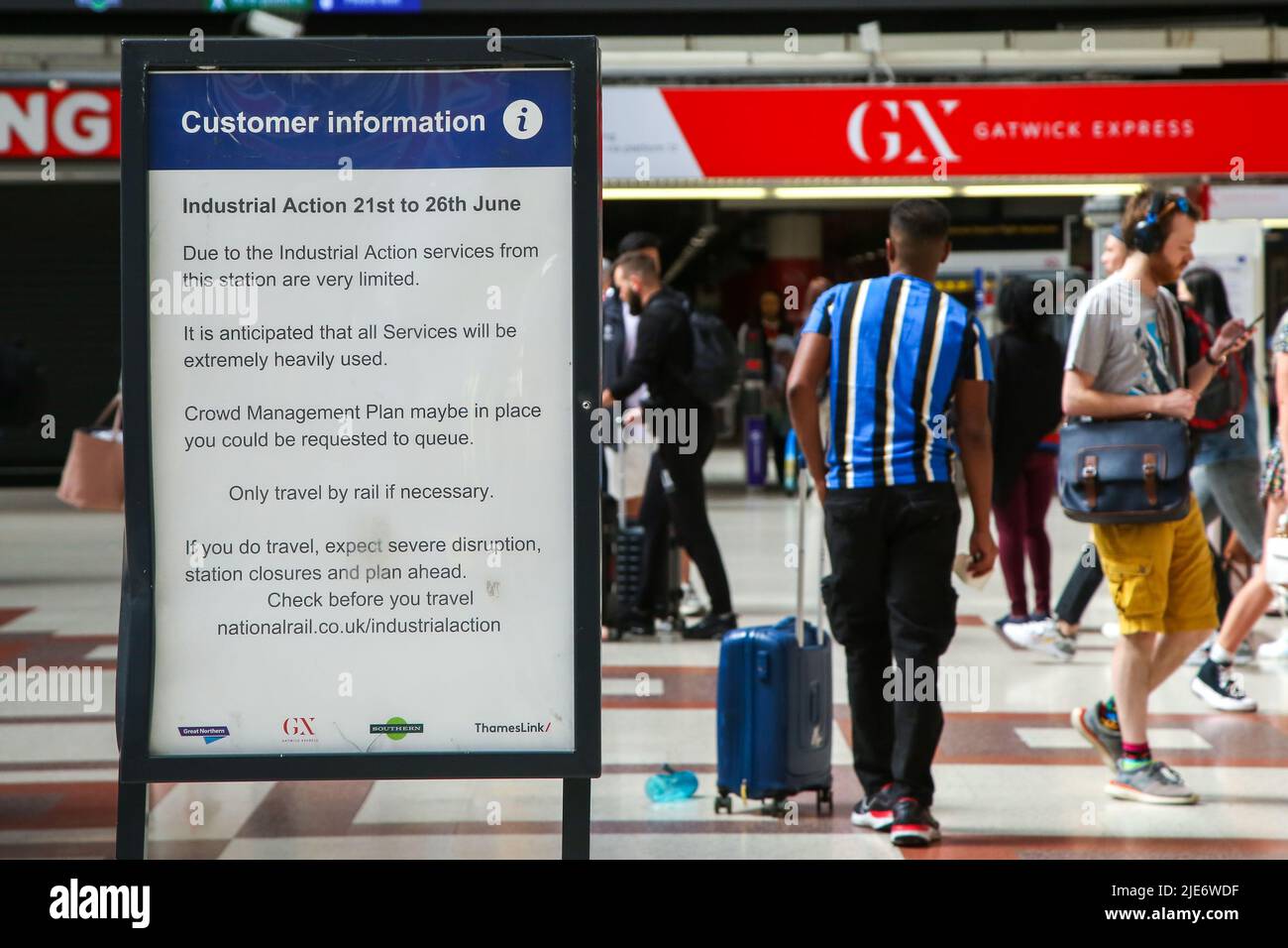 Londra, Regno Unito. 25th giugno 2022. I passeggeri camminano oltre l'avviso di "azione industriale" visualizzato presso una stazione ferroviaria London Victoria il terzo giorno dello sciopero ferroviario Network. I membri del sindacato RMT (Rail, Maritime and Transport) stanno colpendo nella più grande scacerrima per 30 anni di fila per la retribuzione insoddisfacente, i tagli governativi e le condizioni di lavoro. (Foto di Dinendra Haria/SOPA Images/Sipa USA) Credit: Sipa USA/Alamy Live News Foto Stock
