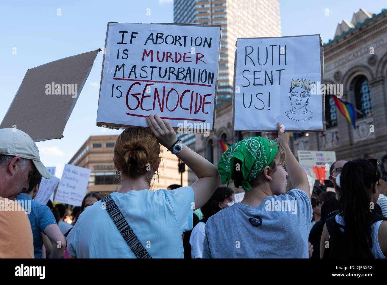 Boston, Stati Uniti. 24th giugno 2022. Due manifestanti sostengono cartelloni che dicono "se l'aborto è Murder Masturbazione è genocidio” e "Ruth ha mandato noi!” Durante la dimostrazione nel centro di Boston. A seguito dell'inversione di Roe V Wade da parte della Corte Suprema, si sono svolte manifestazioni a favore della scelta nelle città degli Stati Uniti. (Foto di Vincent Ricci/SOPA Images/Sipa USA) Credit: Sipa USA/Alamy Live News Foto Stock
