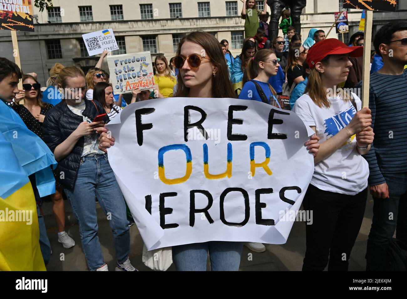 Londra, Regno Unito. 25th giugno 2022. Protesta Ucraina per liberare i nostri Eroi di Mariupol. I soldati ucraini difendono la nazione Ucraina e chiedono alla Russia il rilascio di tutti i prigionieri di guerra ai sensi della terza Convenzione di Ginevra del 1949 per la Pace in Ucraina fuori Downing Street, Londra, Regno Unito. – 25 giugno 2022. Credit: Vedi li/Picture Capital/Alamy Live News Foto Stock