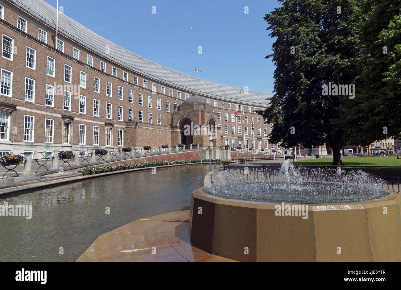 Municipio (precedentemente noto come la sede del Consiglio), fontana e acqua caratteristica, Bristol City Centre, estate 2022 Foto Stock