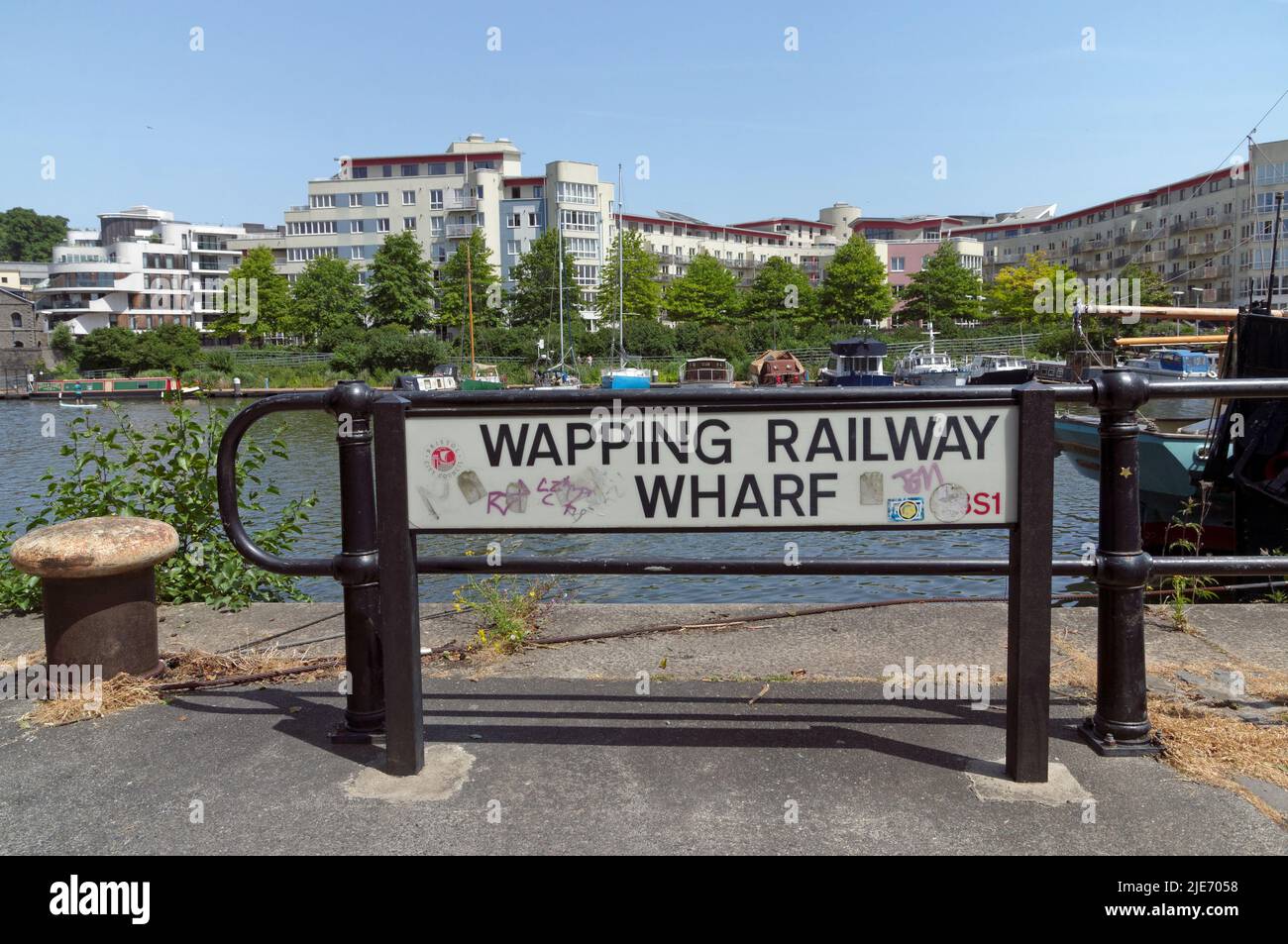 Cartello Wapping Railway Wharf al molo, Bristol City Centre, estate 2022. BS1. Non nella zona di Londra. Foto Stock