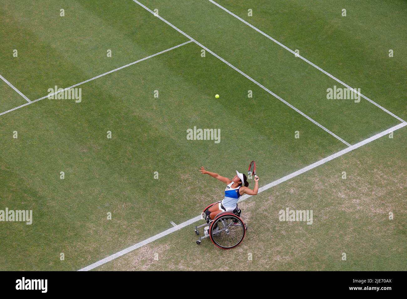 Devonshire Park, Eastbourne, Regno Unito. 25th giugno 2022. Finali del torneo di tennis del prato internazionale di Eastbourne; Yui Kamiji (JPN) serve a Diede De Groot (NED) nelle donne sedia a rotelle tennis single final Credit: Action Plus Sports/Alamy Live News Foto Stock