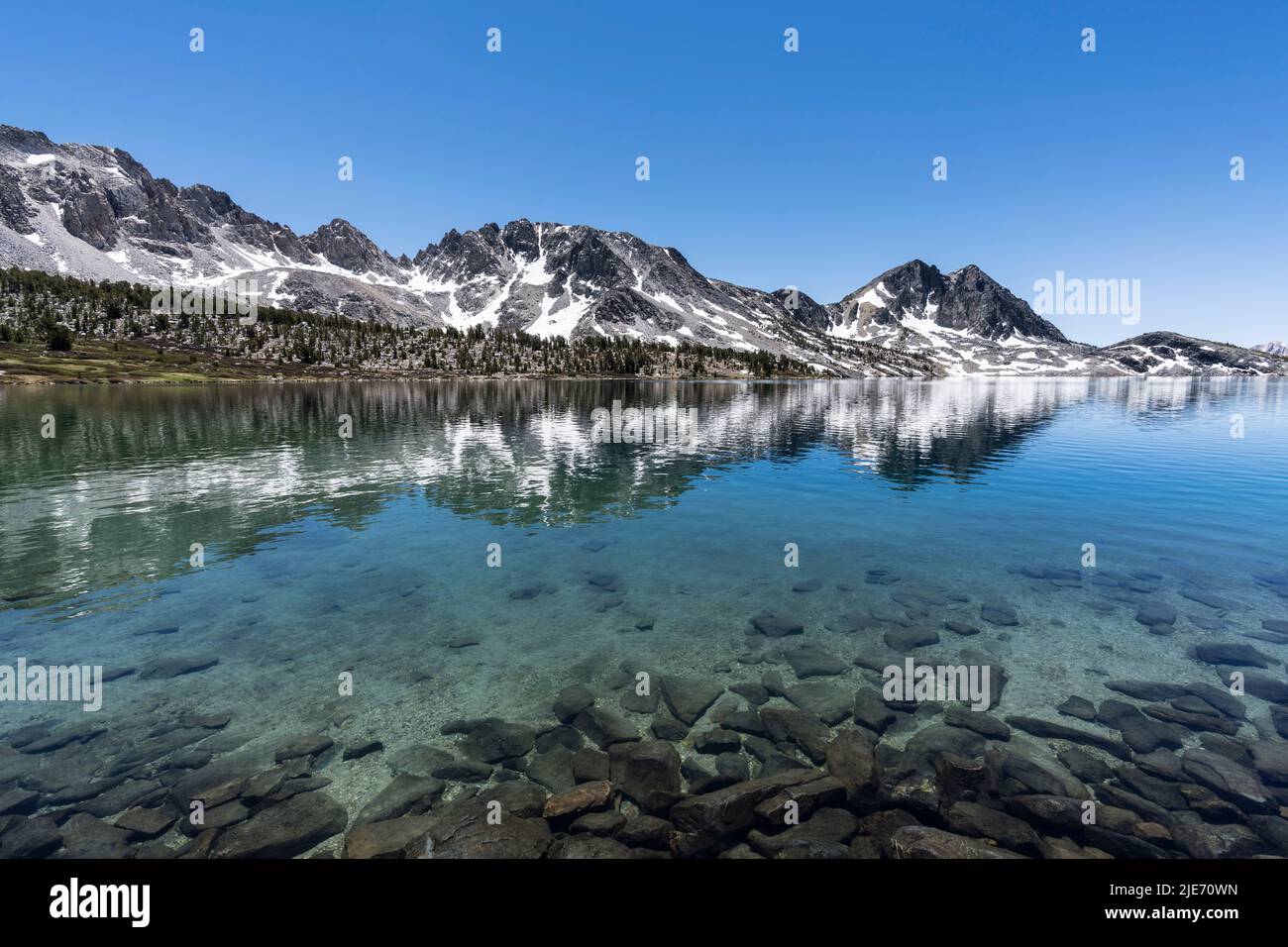 Duck Lake Reflections vicino ai laghi di Mammoth nelle montagne della Sierra Nevada della California. Foto Stock