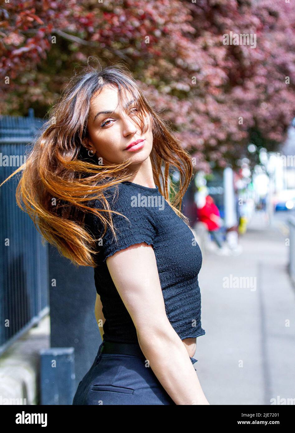 Durante una fotografia nel centro di Dundee, una splendida donna europea di 38 anni si presenta glamourously per la fotocamera, Scozia, Regno Unito Foto Stock