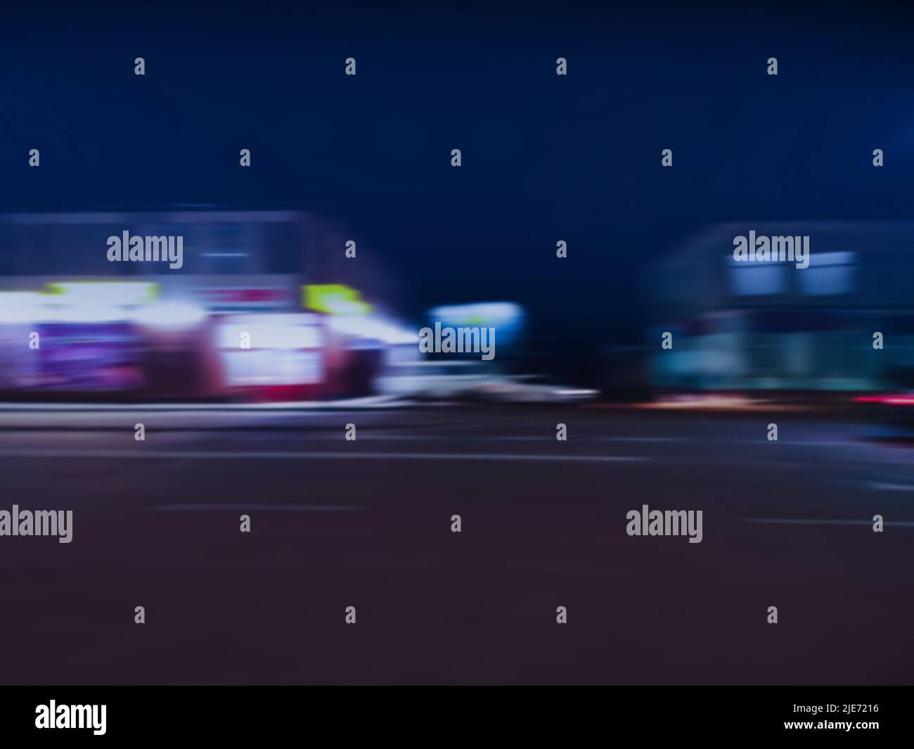 Motion car ad alta velocità e luce colorata. Movimento sfocato auto nel concetto di strada della città. Foto Stock